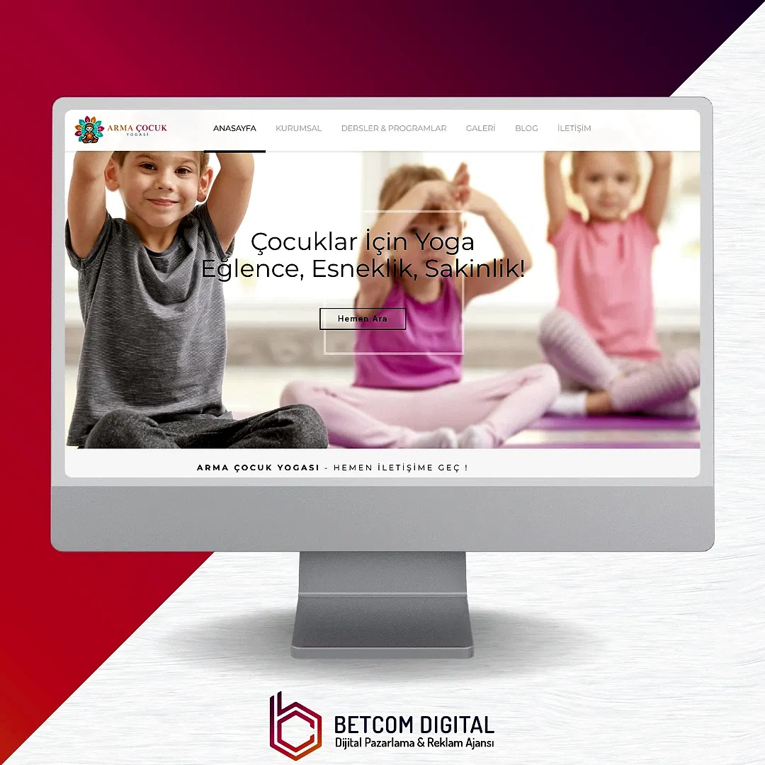 Referanslarımız 17 armacocukyogasi etkinliğine katılan bir çocuk yoga hareketini yapıyor.